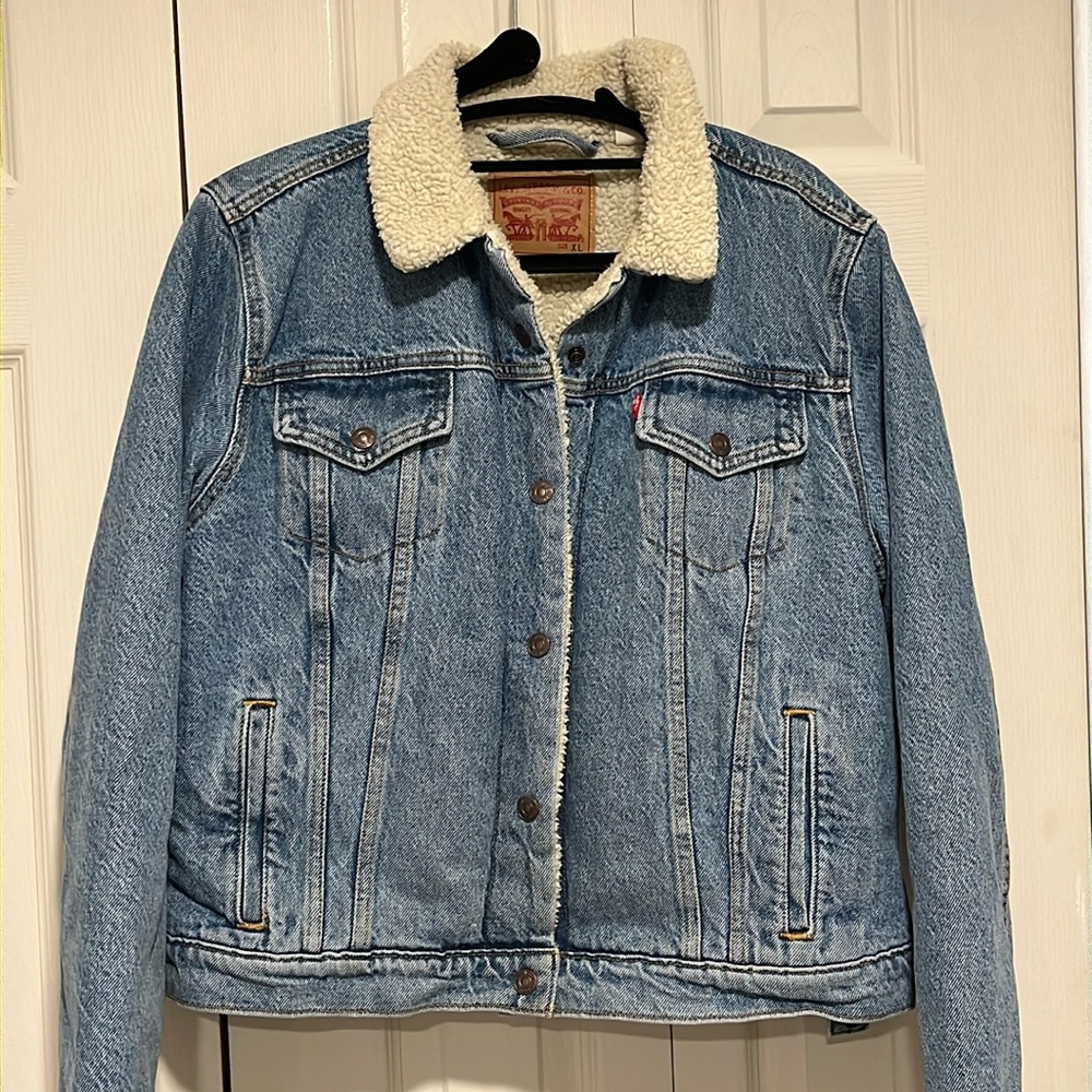 Levi’s Jean jacket Sherpa lined. Size XL juniors